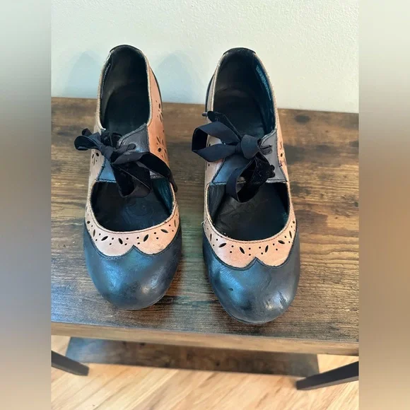 Børn brown Mary Janes with cut out and front tie. Size 8. - Picture 2 of 7